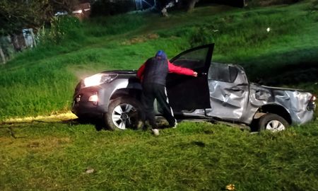 La camioneta terminó en la cuneta tras despistar en la rotonda de ingreso a La Guardia durante la madrugada. La camioneta terminó en la cuneta tras despistar en la rotonda de ingreso a La Guardia durante la madrugada.