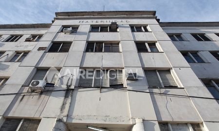 Frente del viejo edificio del hospital Iturraspe, ubicado sobre Boulevard Pellegrini al 3.500. Frente del viejo edificio del hospital Iturraspe, ubicado sobre Boulevard Pellegrini al 3.500.