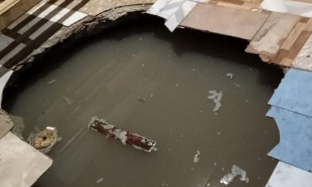 El impactante socavón afectó a una de las habitaciones de la casa y temen que se extienda hacia otros espacios. El impactante socavón afectó a una de las habitaciones de la casa y temen que se extienda hacia otros espacios.