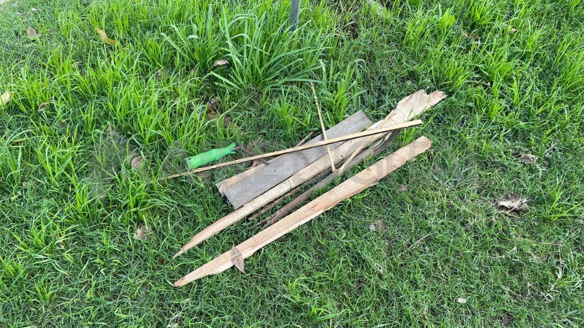 Maderas y trozos de hierro que utilizaron para romper la reja. Maderas y trozos de hierro que utilizaron para romper la reja.