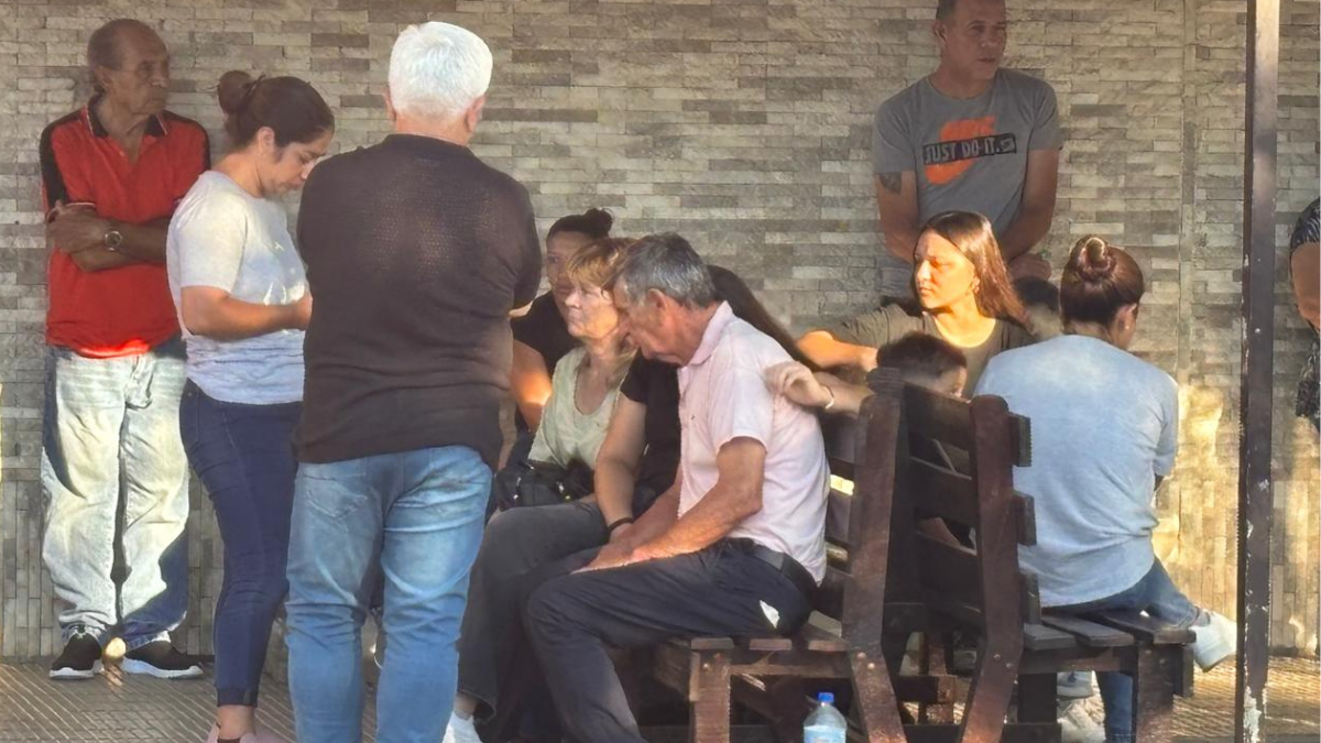Los abuelos de Ian en el velatorio en San Cristóbal. Los abuelos de Ian en el velatorio en San Cristóbal.