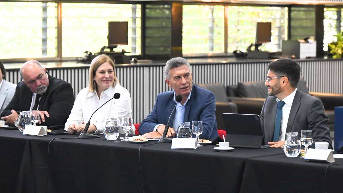 Mauricio Macri junto al gobernador de Santa Fe, Maximiliano Pullaro, y la exvicegobernadora, Gisela Scaglia.&nbsp;