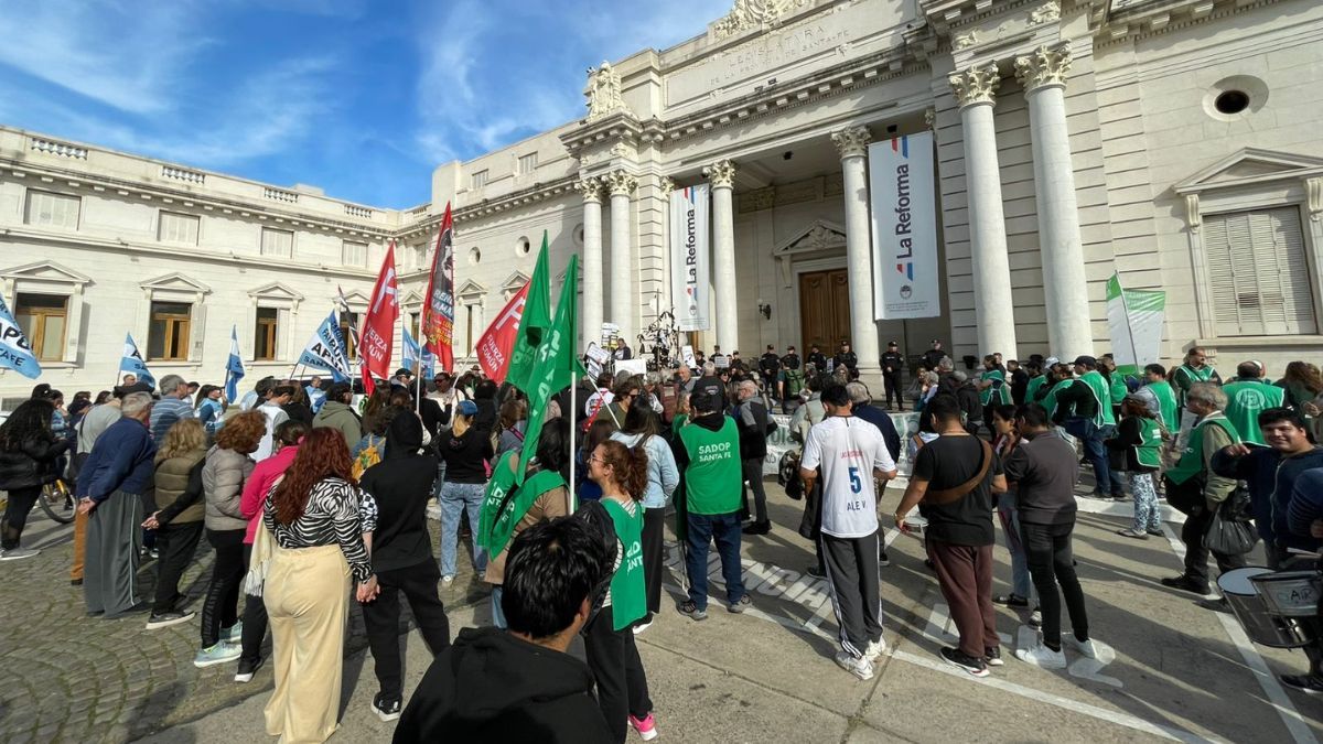 También se acordó la modificación del artículo 13 de la Constitución, que expresará que todas las personas tienen derecho a reunirse y a manifestarse en forma pacífica; a asociarse libremente con fines lícitos. También se acordó la modificación del artículo 13 de la Constitución, que expresará que todas las personas tienen derecho a reunirse y a manifestarse en forma pacífica; a asociarse libremente con fines lícitos.