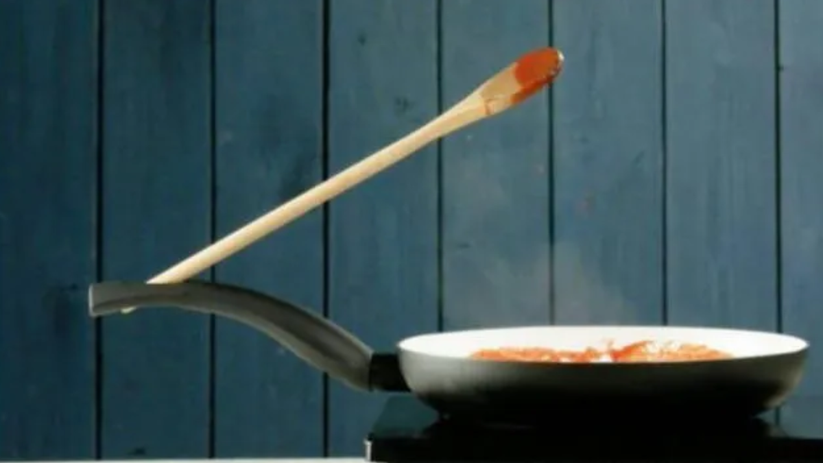 El orificio en el mango de la sartén no es solo decorativo, sino que tiene múltiples funciones, desde facilitar su almacenamiento hasta mejorar el control durante la cocción.