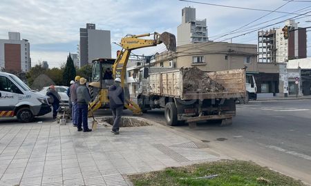 Personal de ASSA realiza trabajos de mantenimiento en la zona de Bulevar y Urquiza. Personal de ASSA realiza trabajos de mantenimiento en la zona de Bulevar y Urquiza.