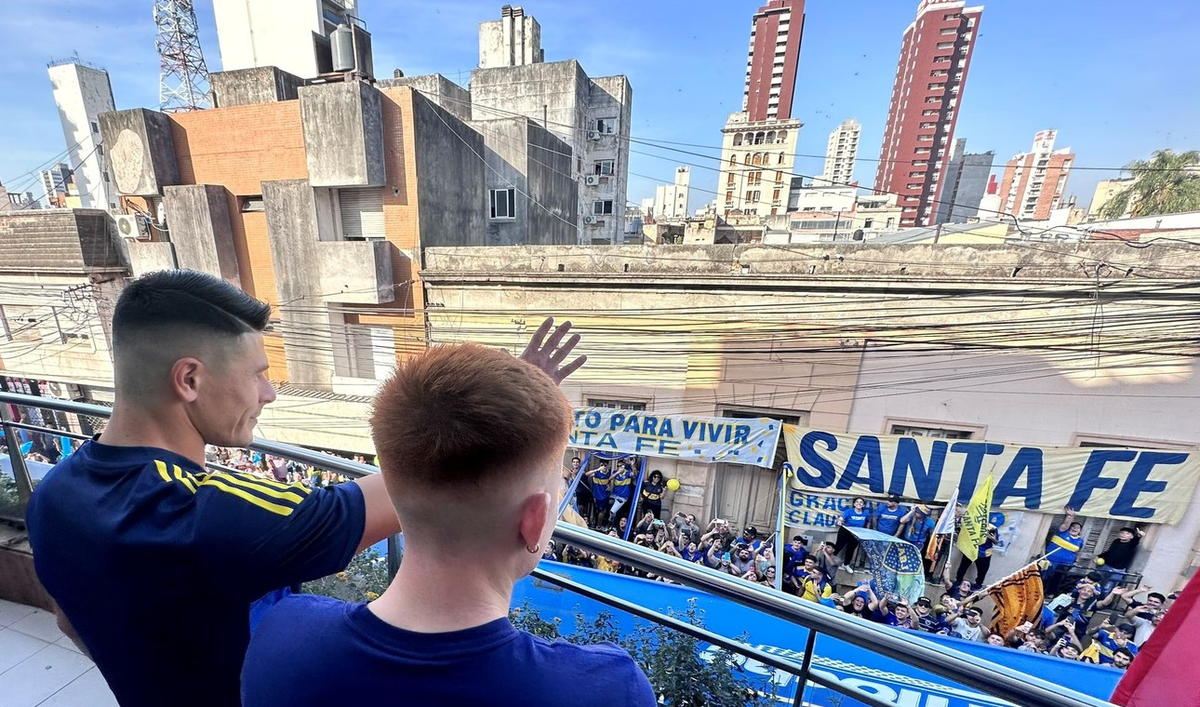 El Colo Barco y Roncaglia saludando a la gente en Santa Fe en el último partido en la ciudad. (Prensa Boca)