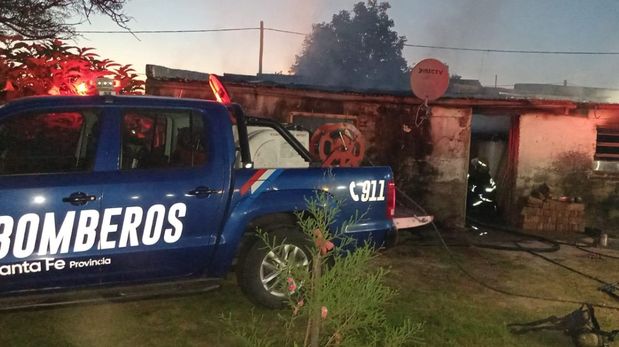 Un incendio afectó una vivienda este viernes por la noche en la localidad de Constituyentes de la provincia de Santa Fe.