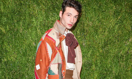 Preocupante: Ezra Miller avistado usando un chaleco antibalas y armado con una pistola Preocupante: Ezra Miller avistado usando un chaleco antibalas y armado con una pistola
