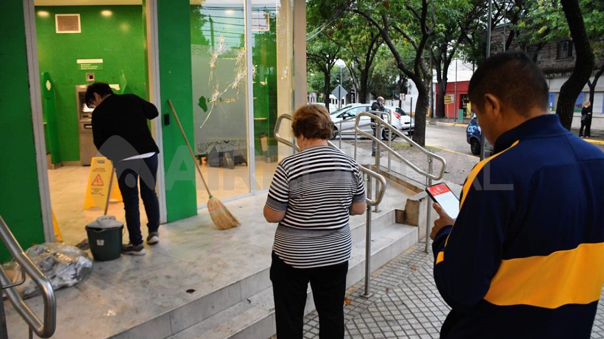 Así quedó la sucursal de banco Santa Fe en Granadero Baigorria, Rosario, tras la balacera del martes a la noche.
