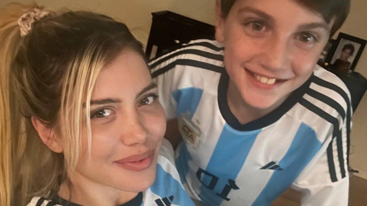 Wanda Nara cumplió su promesa y llevó a sus tres hijos varones a Qatar.