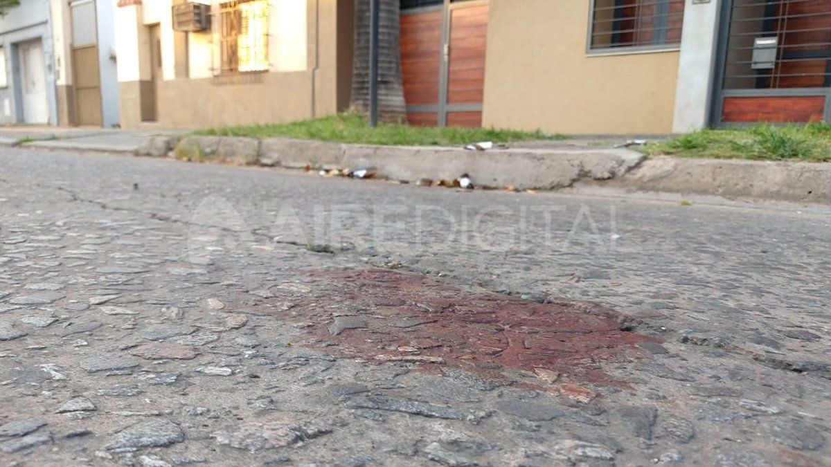 Vecinos de barrio Roma lincharon a un ladr&oacute;n este mi&eacute;rcoles. El t&iacute;o de la v&iacute;ctima tuvo que frenar el brutal ataque.