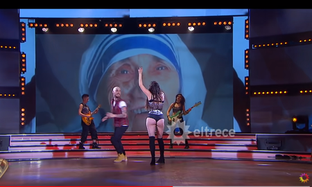 Escándalo en ShowMatch por la aparición de una foto de Teresa de Calcuta mientras Jujuy Jiménez cantaba un hit de Paulina Rubio Escándalo en ShowMatch por la aparición de una foto de Teresa de Calcuta mientras Jujuy Jiménez cantaba un hit de Paulina Rubio