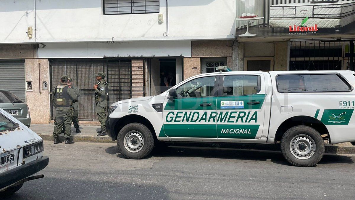 Durante varias horas estuvo parado un móvil de la fuerza federal en la puerta del local.&nbsp;