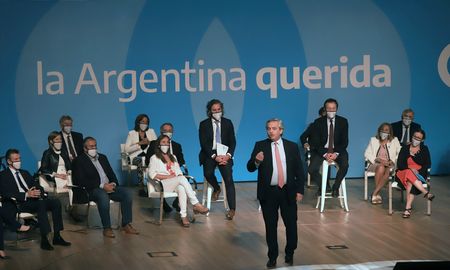 El presidente Fernández anunció la creación del Consejo Económico y Social frente a Gobernadores, Ministros del Gabinete Nacional, miembros del cuerpo diplomático, empresarios y empresarias, representantes de sindicatos, de los diversos cultos, y de las organizaciones sociales. Foto NA El presidente Fernández anunció la creación del Consejo Económico y Social frente a Gobernadores, Ministros del Gabinete Nacional, miembros del cuerpo diplomático, empresarios y empresarias, representantes de sindicatos, de los diversos cultos, y de las organizaciones sociales. Foto NA