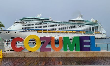 En Cozumel, la industria de cruceros es la principal actividad económica y más de 100.000 personas dependen de ella, directa o indirectamente. En Cozumel, la industria de cruceros es la principal actividad económica y más de 100.000 personas dependen de ella, directa o indirectamente.