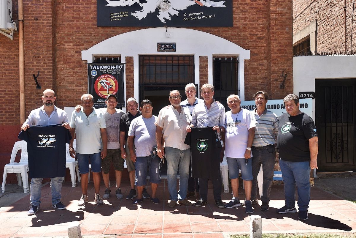 Jatón y Ricci junto a los excombatientes santafesinos.