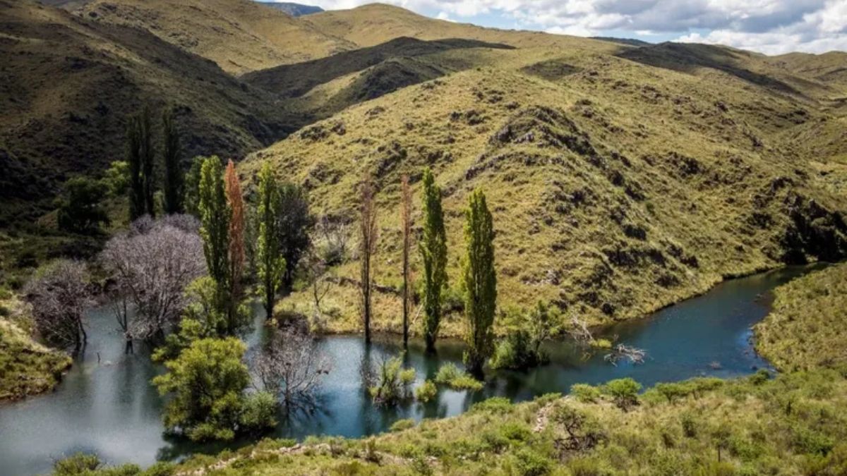 Rodeado de imponentes sierras y ríos, Estancia Grande sorprende a sus visitantes con historia, cultura y naturaleza. Rodeado de imponentes sierras y ríos, Estancia Grande sorprende a sus visitantes con historia, cultura y naturaleza.