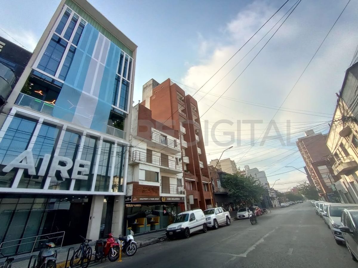 La bandera del edificio de AIRE tiene una extensión de 16 metros de alto por 5 de ancho. La bandera del edificio de AIRE tiene una extensión de 16 metros de alto por 5 de ancho.