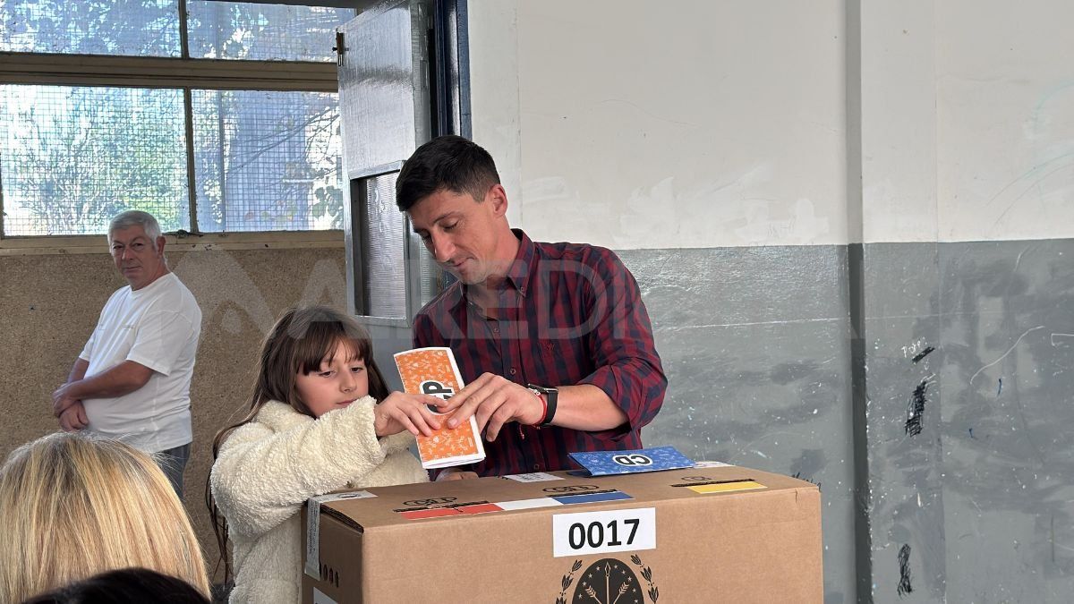 Paco Garibaldi emitió su voto en la escuela Manuel Belgrano.