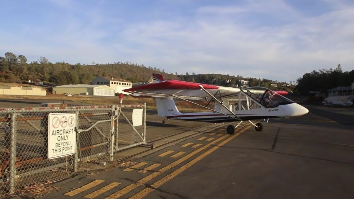 Los visitantes deben coordinar con el residente el cruce de la pista para transitar con sus autos, ya que el acceso a la misma está delimitada por una valla y, en aras de la seguridad, los pilotos que estén operando en ese momento, deberán quedar en espera –tanto para despegar o ya aterrizados– detrás de la cerca. El cartel dice: “Solo aeronaves más allá de este punto”.