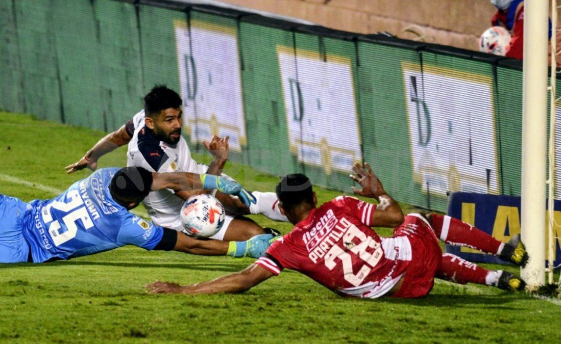 Silvio Romero decidió mal y Sebastián Moyano pudo tapar el remate para mandar la pelota al córner.