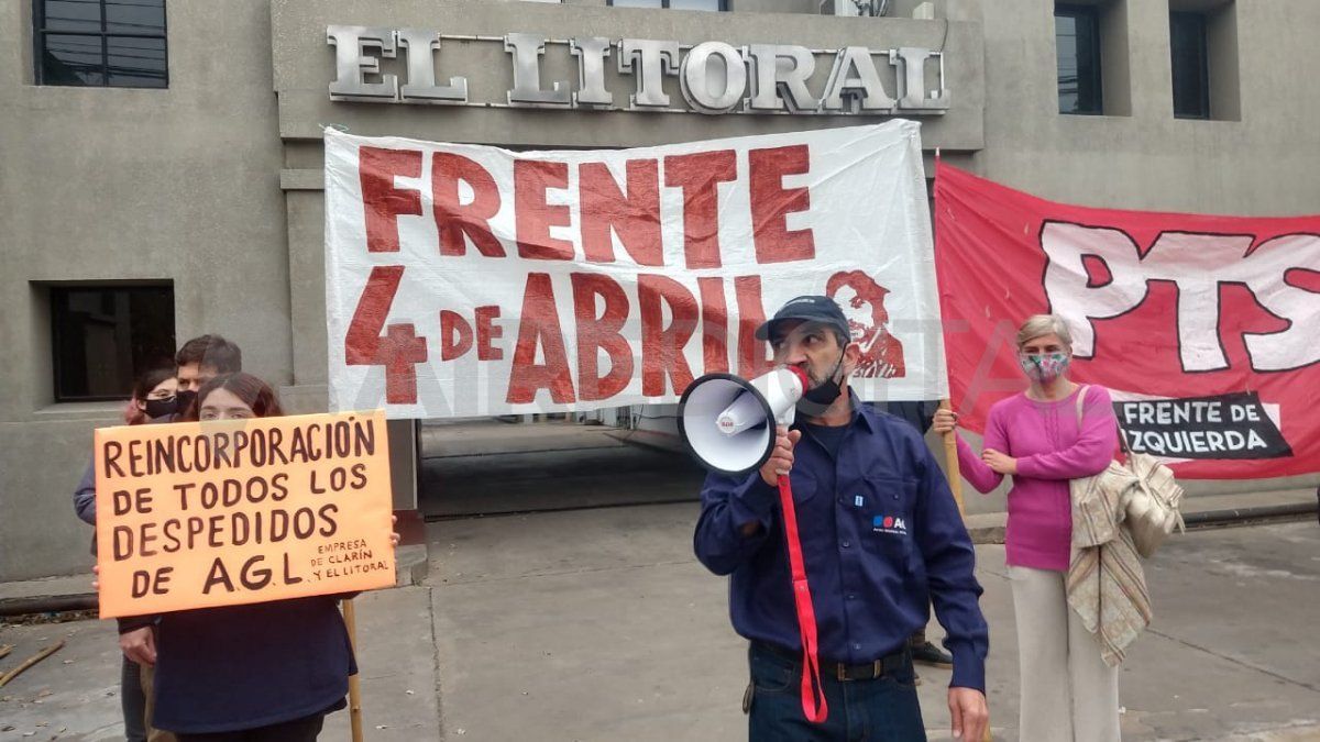 En la puerta de El Litoral, pidieron la reincorporación de todos los trabajadores despedidos.
