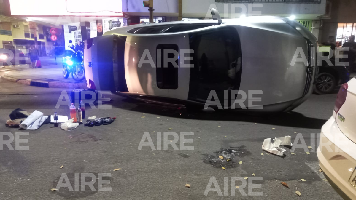 El auto que volcó tras la persecución