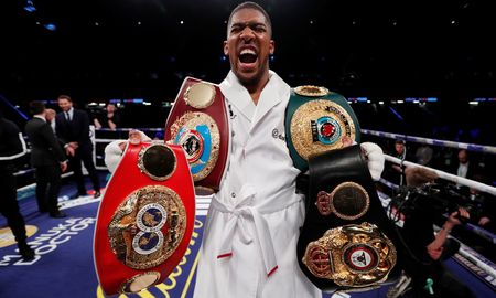 Anthony Joshua, actual campeón mundial de peso pesado de la IBF, supercampeón de la WBA, campeón de la IBO y campeón de la WBO. Anthony Joshua, actual campeón mundial de peso pesado de la IBF, supercampeón de la WBA, campeón de la IBO y campeón de la WBO.