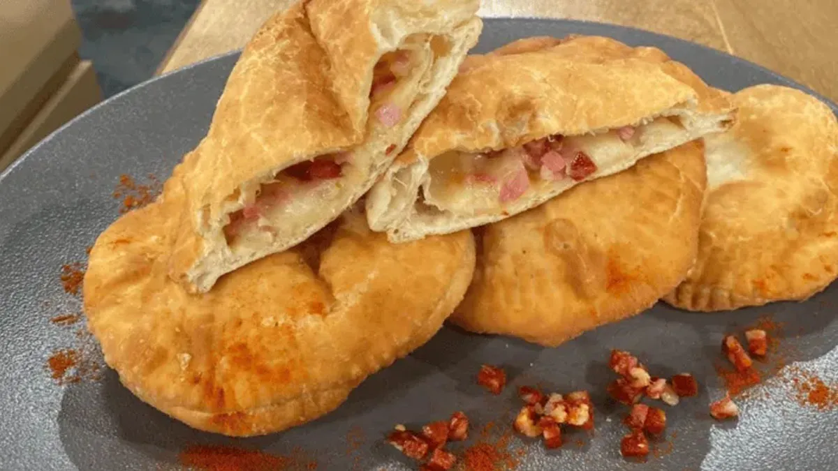 Tortas fritas rellenas de jamón y queso.