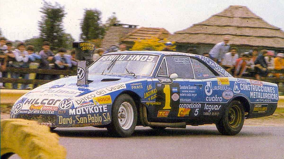 La foto es de 1985, temporada en la que logró su tercera corona en el TC y, tras tres títulos con Dodge, en 1986 anunció su vuelta a Chevrolet, con la que correría hasta el final de su carrera.