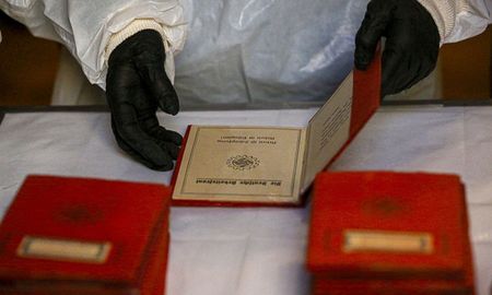 El descubrimiento incluye libretas con esvásticas, documentos y propaganda y ha generado gran interés mundial. El descubrimiento incluye libretas con esvásticas, documentos y propaganda y ha generado gran interés mundial.