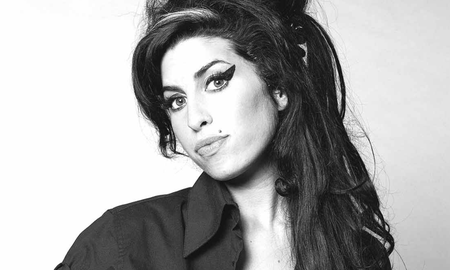 Asif Kapadia ofrece una perspectiva más desprejuiciada y se mete de lleno en las distintas polémicas que trazaron la vida de la autora de Frank y Back to black, sobre todo las vinculadas a su relación con sus padres y a sus problemas con las drogas. Asif Kapadia ofrece una perspectiva más desprejuiciada y se mete de lleno en las distintas polémicas que trazaron la vida de la autora de Frank y Back to black, sobre todo las vinculadas a su relación con sus padres y a sus problemas con las drogas.