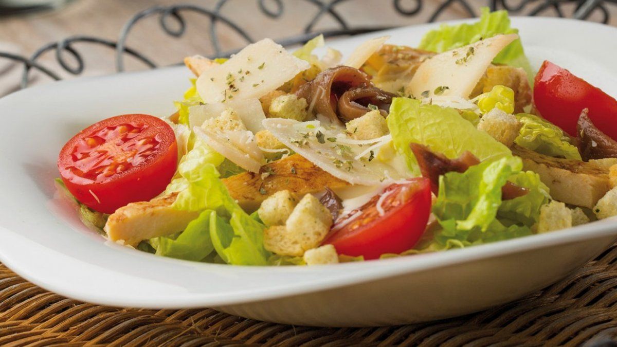 Cómo reparar una ensalada César con pollo de rechupete