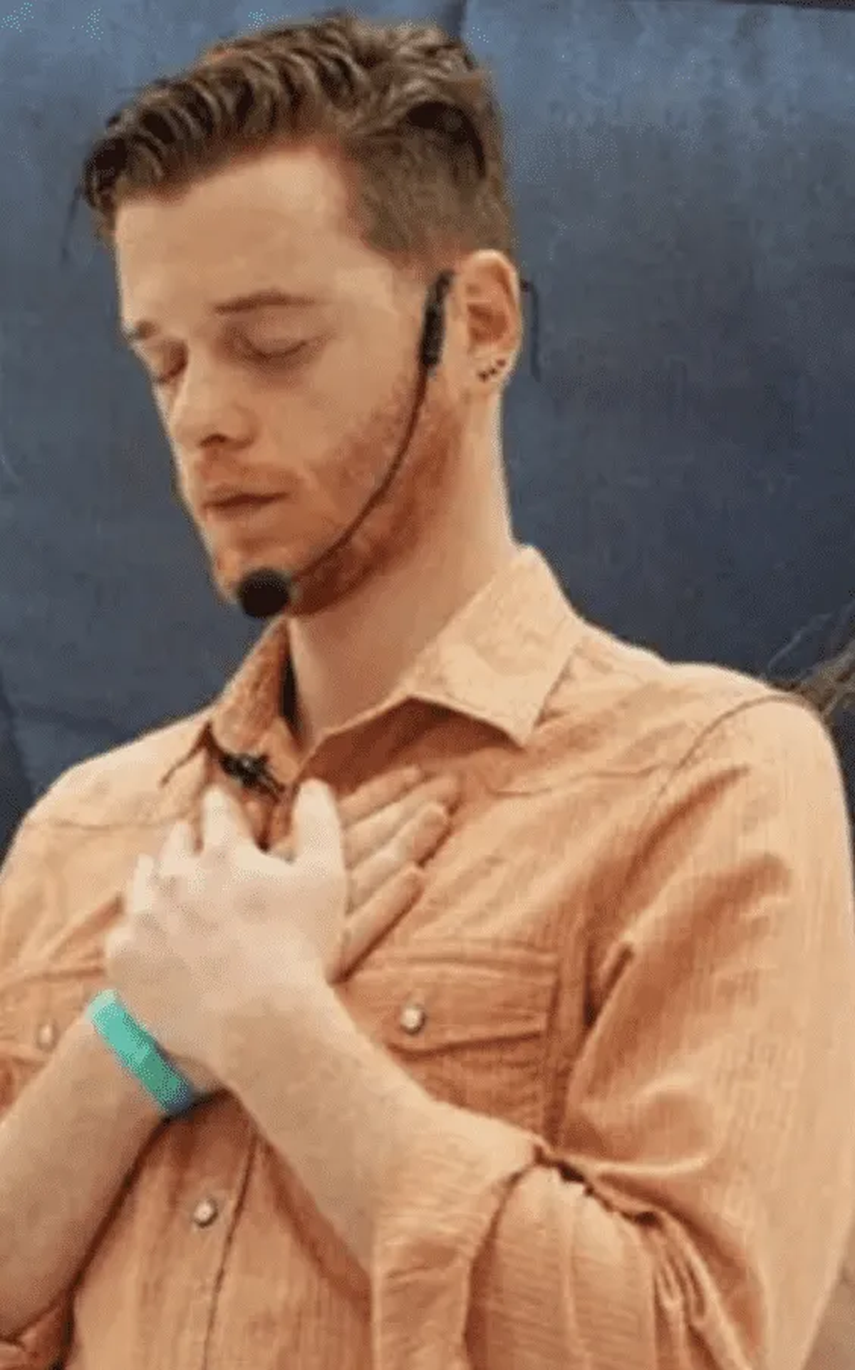 El novio de Hilal Altnbilek, Metin Hara, recibió una denuncia por tratar a personas sin título médico.