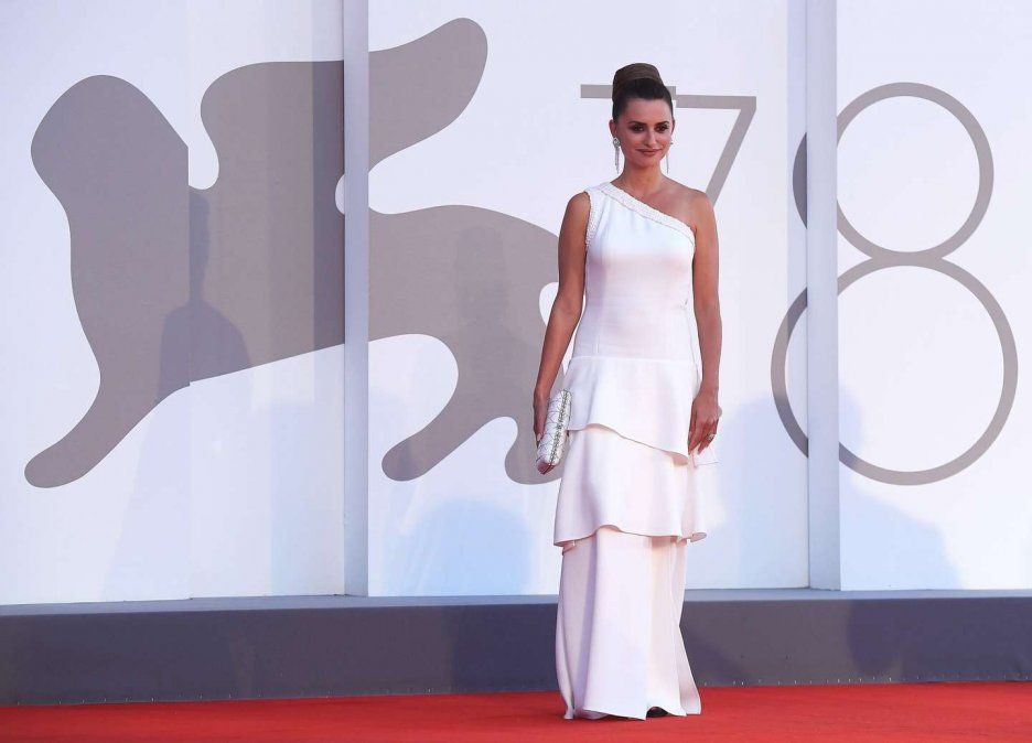 Con su Chanel blanco de volados.