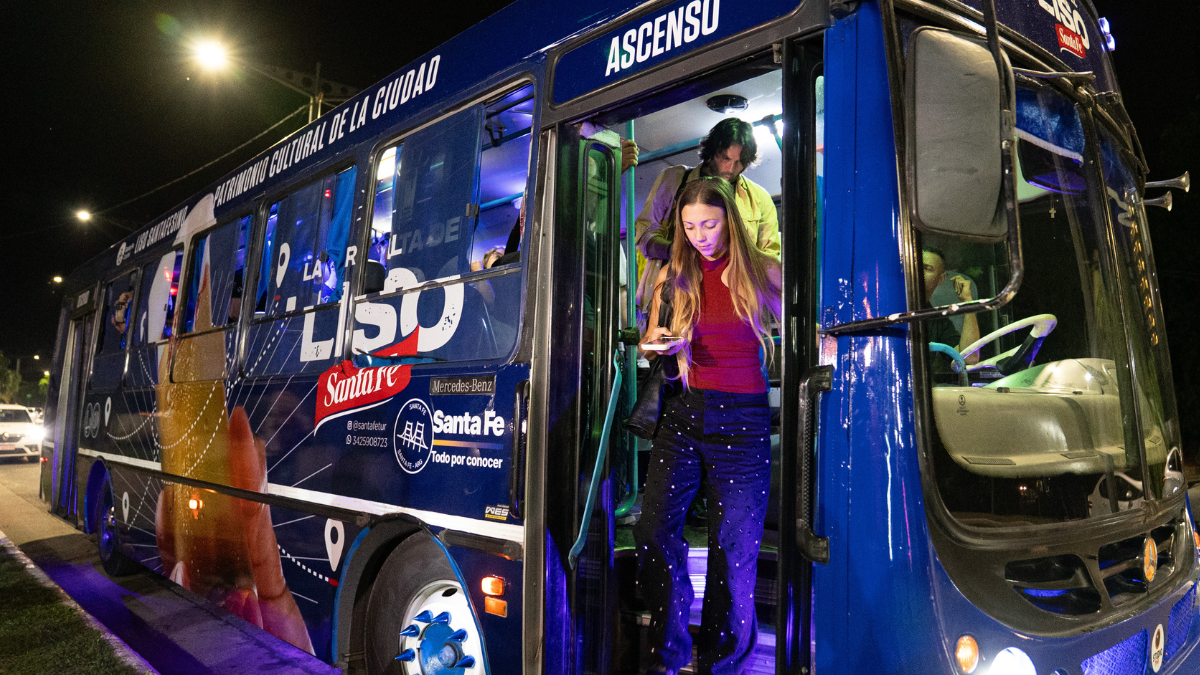 El recorrido invita a locales y visitantes a subirse a un colectivo exclusivo para hacer un circuito que conecta la historia de la ciudad con su tradición cervecera más profunda.