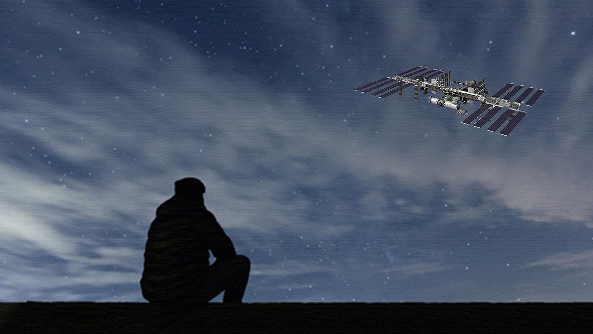 La estación espacial orbita la Tierra unas 20 veces al día y puede verse como un punto brillante en el cielo que se desplaza rápidamente. Con telescopios o binoculares se le ven los detalles.