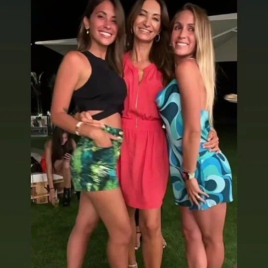 Antonela Roccuzzo de fiestas con sus amigas botineras. 