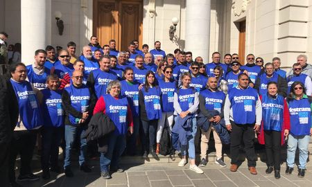 Los maestros llevan a cabo un paro en rechazo al proyecto de reforma jubilatoria presentado por el gobierno. Los maestros llevan a cabo un paro en rechazo al proyecto de reforma jubilatoria presentado por el gobierno.