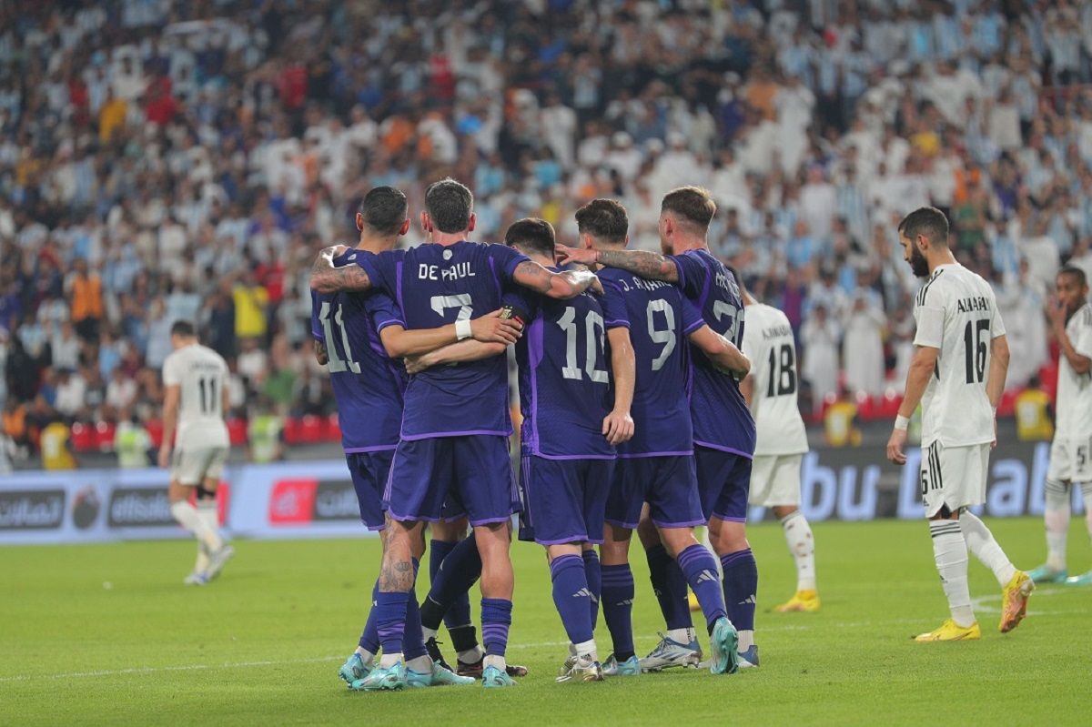 La Selección Argentina goleó a Emiratos Árabes y estiró su racha invicta a 36 partidos, a uno de la marca histórica de Italia.