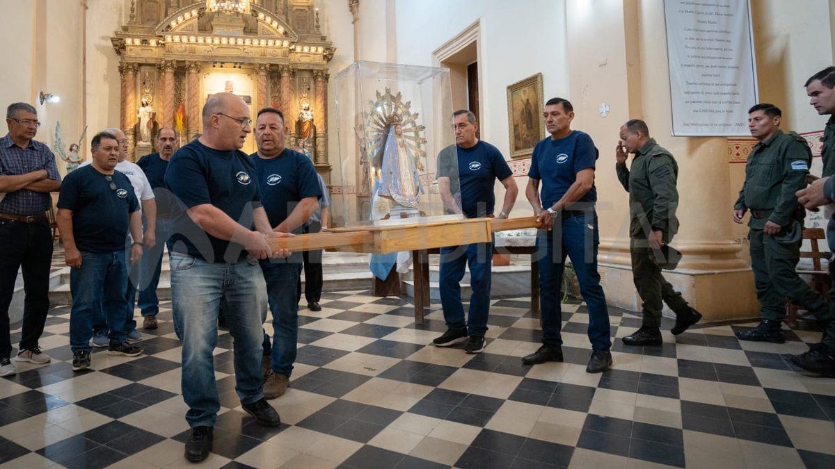 El traslado de la imagen estuvo a cargo de personal de Gendarmería, los excombatientes de la agrupación "2 de Abril" colaboraron en la tarea.
