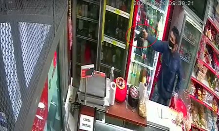 El delincuente quedó grabado en las cámaras de seguridad del local. El delincuente quedó grabado en las cámaras de seguridad del local.