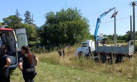La víctima tenía 29 años y recibió una decarga eléctrica mientras manipulaba postes de hormigón. Otros dos trabajadores siguen internados tras el accidente laboral. La víctima tenía 29 años y recibió una decarga eléctrica mientras manipulaba postes de hormigón. Otros dos trabajadores siguen internados tras el accidente laboral.