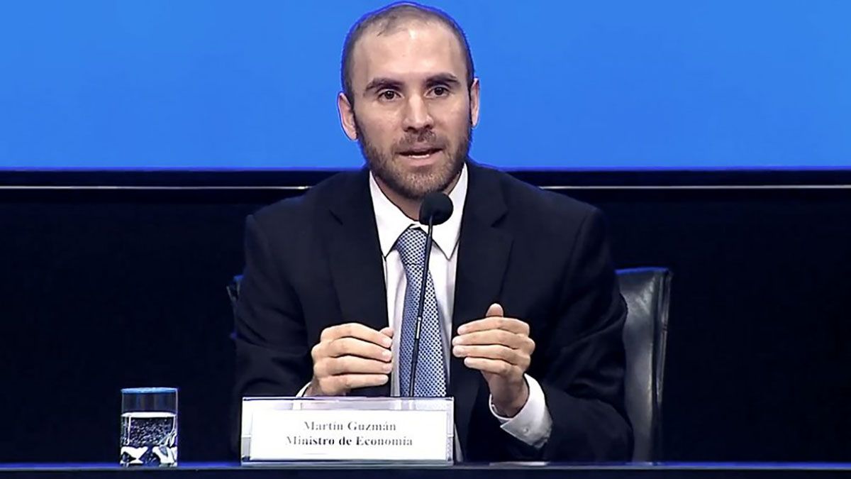 Aumentos por decreto, congelamiento de tarifas e impuesto al ahorro