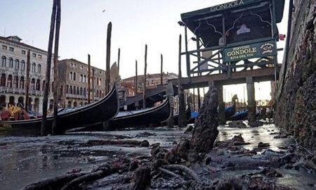 La marea bajó y transformó los famosos canales en lodo y barro. La marea bajó y transformó los famosos canales en lodo y barro.