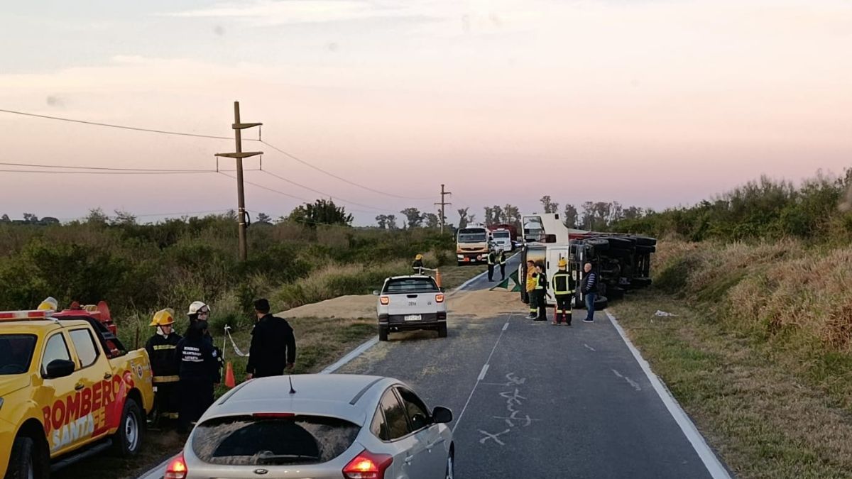 El vuelco ocurrió entre el kilómetro 64 y 65 de la Ruta Provincial N° 1. El vuelco ocurrió entre el kilómetro 64 y 65 de la Ruta Provincial N° 1.