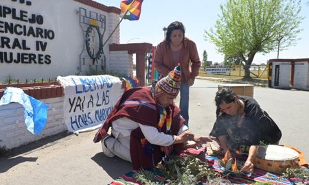 Este viernes hubo una protesta frente al penal de Ezeiza para exigir la liberación de las mujeres por los incidentes en Villa Mascardi. Este viernes hubo una protesta frente al penal de Ezeiza para exigir la liberación de las mujeres por los incidentes en Villa Mascardi.
