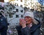 Una mujer herida a consecuencia de un ataque aéreo ruso en Járkov, en el este de Ucrania.- GETTY IMAGES