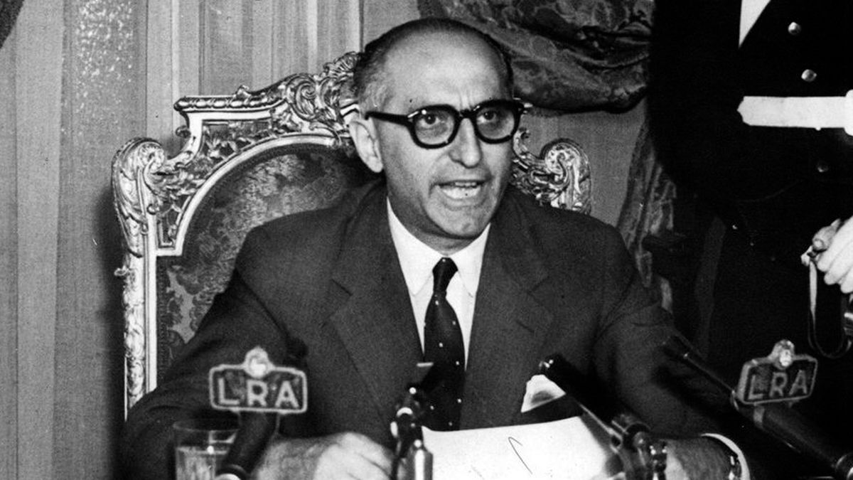Mientras en Santa Fe avanzaba la reforma constitucional de 1962, los militares realizaban un nuevo golpe de Estado y detenían en la isla Martín García al presidente de la Nación, Arturo Frondizi. Mientras en Santa Fe avanzaba la reforma constitucional de 1962, los militares realizaban un nuevo golpe de Estado y detenían en la isla Martín García al presidente de la Nación, Arturo Frondizi.