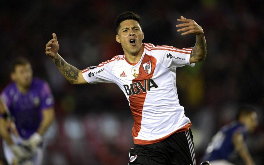 Enzo Pérez sufrió un esguince en el hombro izquierdo y prendió las alarmas en River